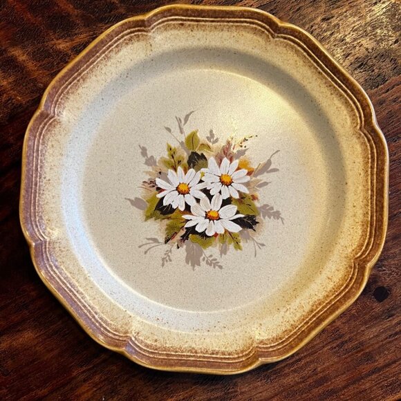 2 Vintage Mikasa Whole Wheat "Loves Me" Dinner Plates 11" Scalloped Edge Floral - Picture 1 of 7